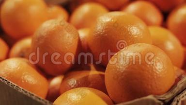 从有机农场采摘或从超市购买的新鲜橘子放在超市的篮子里。 有选择的焦点。 特写镜头。